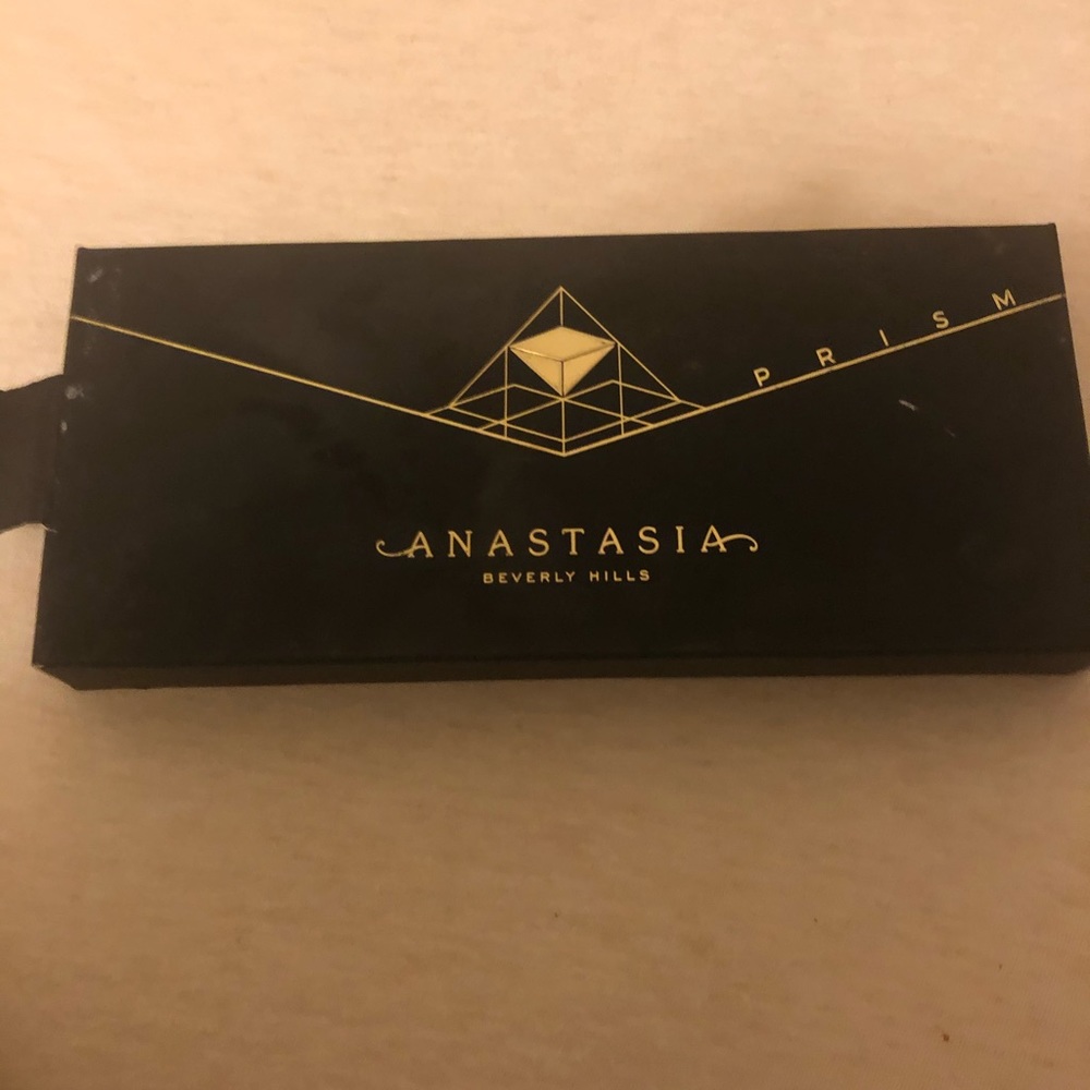 NWT in box anStasia Beverly Hills prism pallet